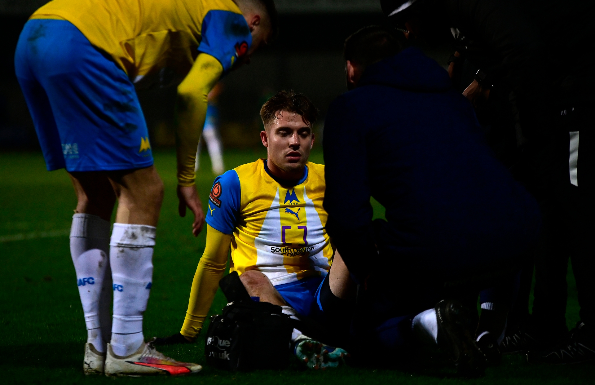 Injury-hit Gulls battle on