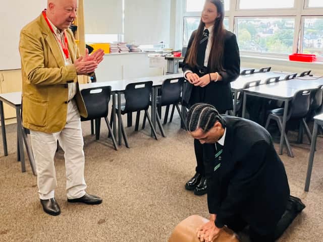 DofE participant showcasing CPR skills to Steve Darling MP