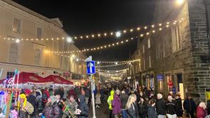 Rain fails to stop crowds at Tavistock&rsquo;s Dickensian Evening as town comes alive