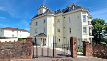 Enjoy views over the sea from stunning Livermead hillside apartment