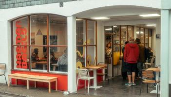 Opening day buzz as Devon favourite Harman Bagels arrives in Totnes