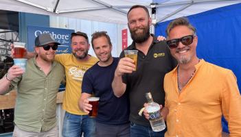 Torquay&rsquo;s Offshore Bar honoured for raising thousands for RNLI