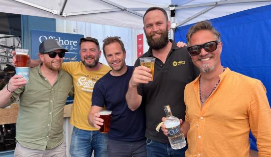 Torquay&rsquo;s Offshore Bar honoured for raising thousands for RNLI