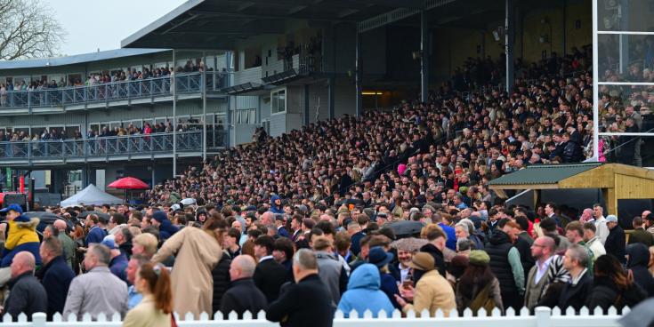 Bumper crowd at Newton Abbot Racecourse on Easter Saturday Pic PPAUK