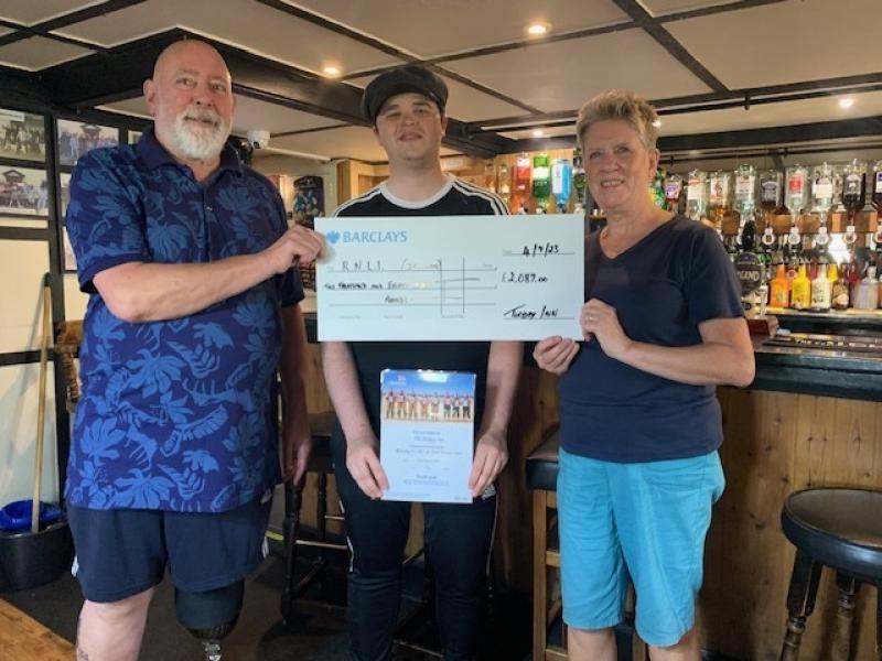 Torbay Inn presented with RNLI certificate