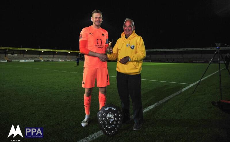 Nick Brodrick presenting the Ian Twitchin Trophy to Mark Halstead. Pic from PPAUK