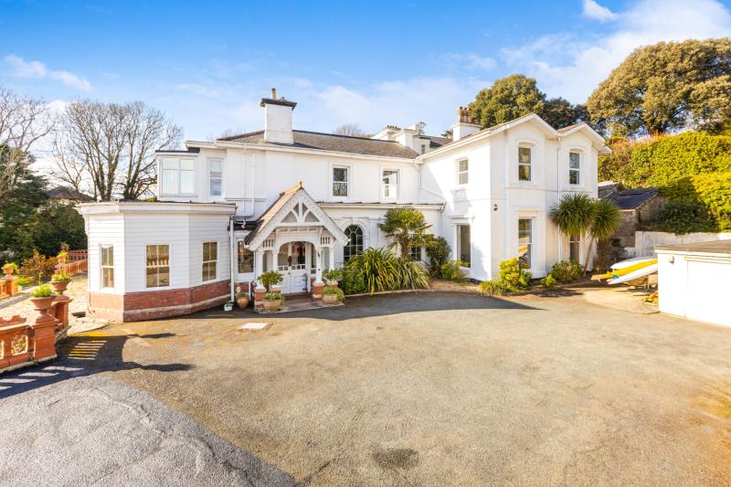 Villa Languard offers a glimpse into one of Torquay's most exclusive neighbourhoods