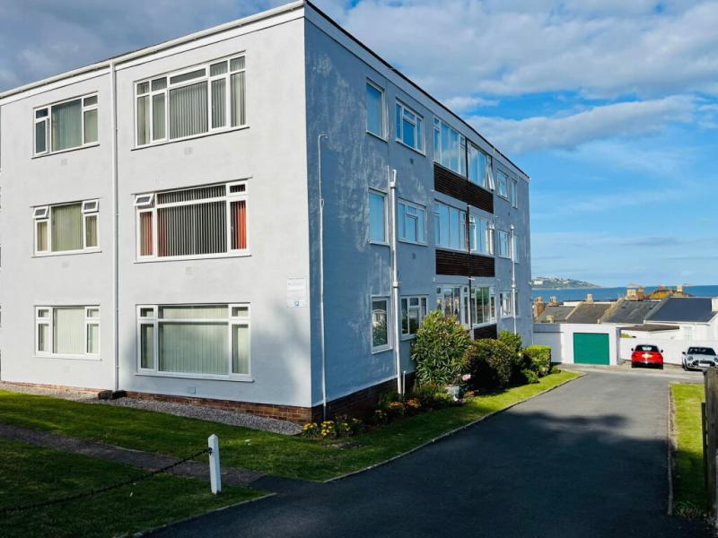 Spacious Paignton apartment enjoys sea views