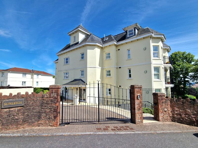Enjoy  views over the sea from stunning Livermead hillside apartment