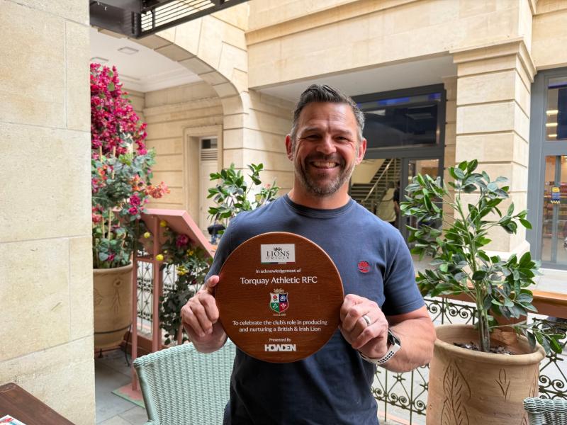 Lee Mears with Torquay Athletic RFC's Lions Origin Plaque