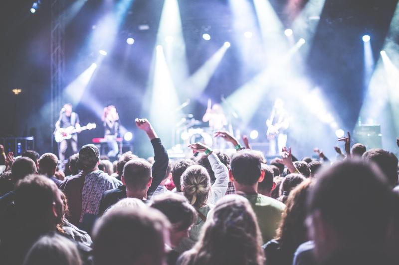 Hospital Radio: Two music legends to hit stage in Torbay