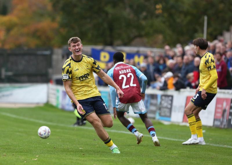 TUFC striker Sonny Fish at Chesham. Pic from PPAUK