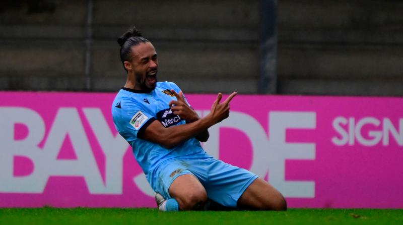 Maidstone win at Plainmoor. Pic from PPAUK