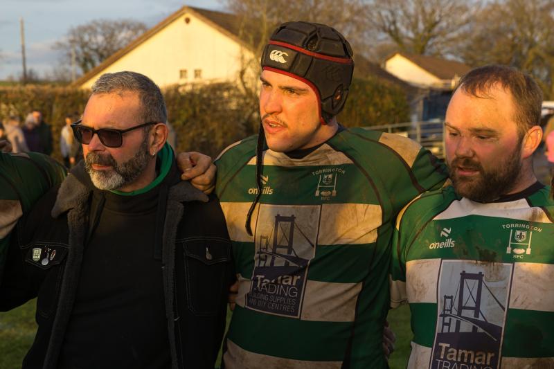 Keelen Neilson (centre), flanked by club President, Martin Scoynes (left) and team mate Peter Dymond (right). Pic from Kevin Crowl