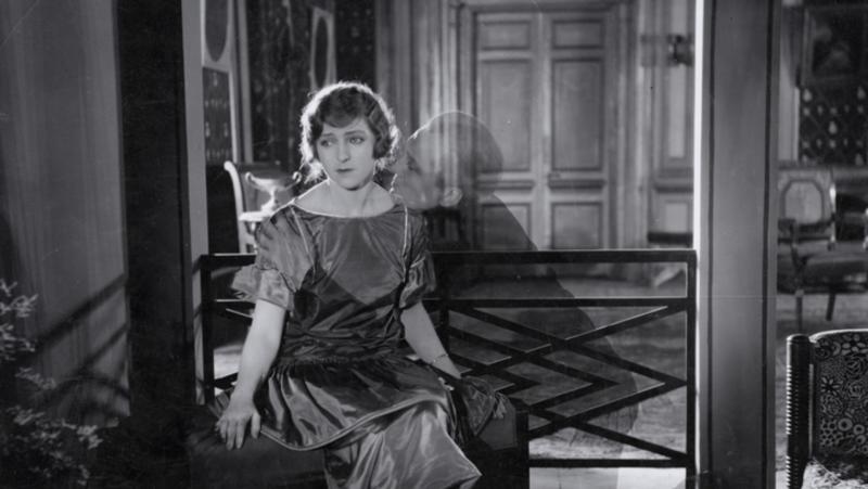 The star-crossed lovers from the silent film Fant&ocirc;me of the Moulin Rouge