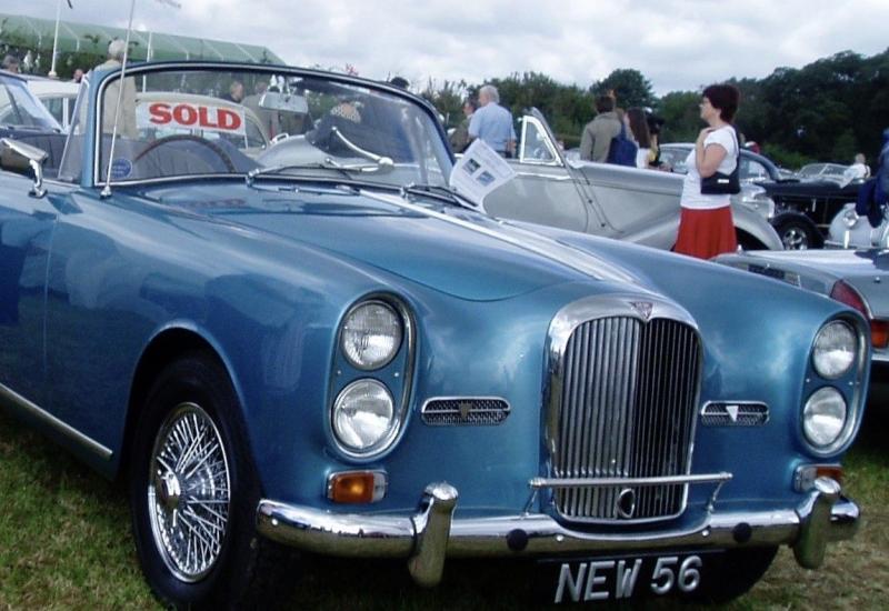 COLUMN Blue flashing lights in rear view mirror were common fault with