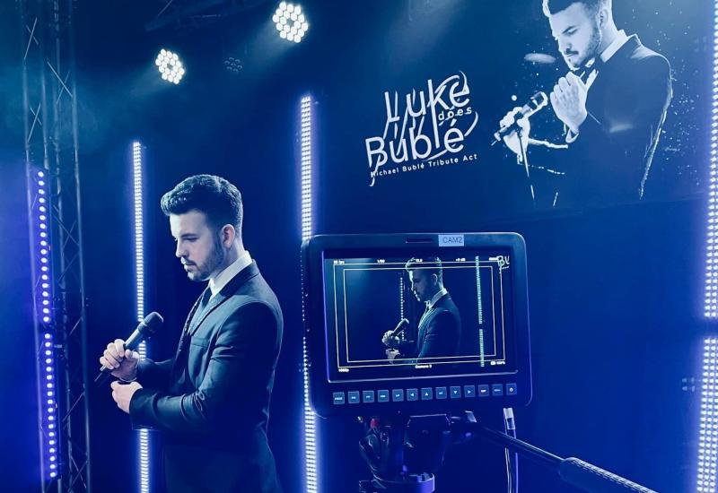 Michael Buble gives a musical thumbs up to Bay artist