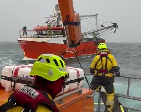 Trawler rescue - Torbay RNLI's crew on the deck of the ALB setting up the tow Pic RNLI Klaus Goddard